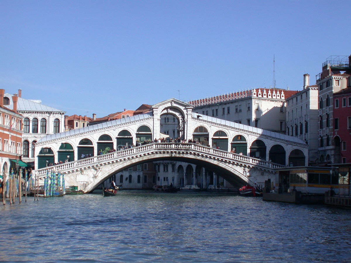 VENEZIA: ANZIANO FINISCE IN ACQUA, SALVATO DALLA POLIZIA